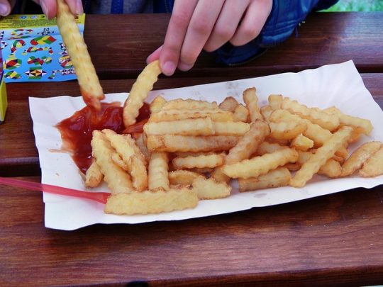 frites avec du ketchup