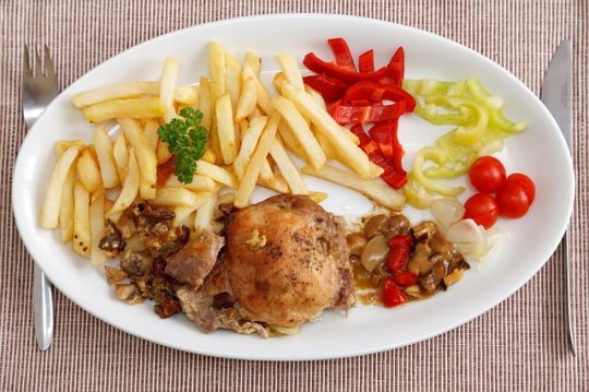 plat avec des frites