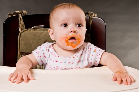 bébé à table