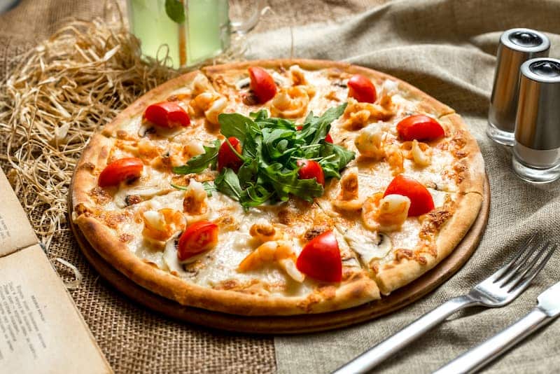Pizza fraîchement cuite à déguster