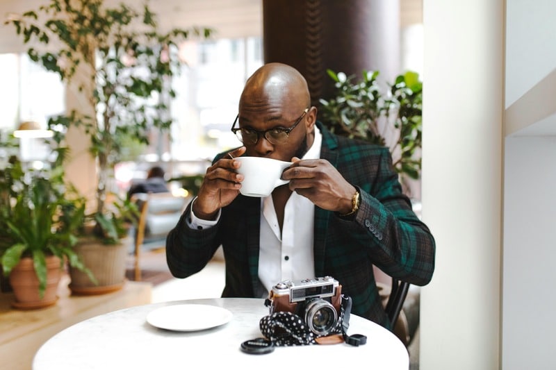 boire une tasse de thé